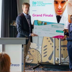 First prize winner Jeleel Agboola Opeyenami and CEO Nutreco Fulco van Lede