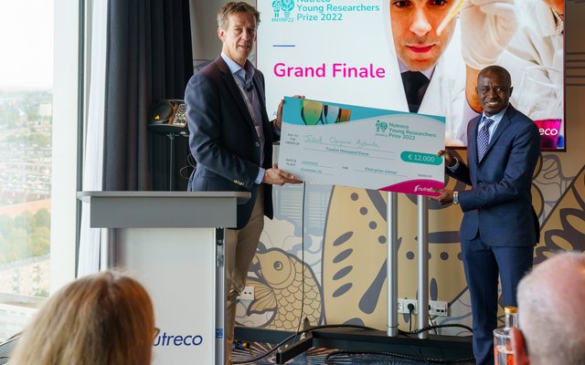First prize winner Jeleel Agboola Opeyenami and CEO Nutreco Fulco van Lede